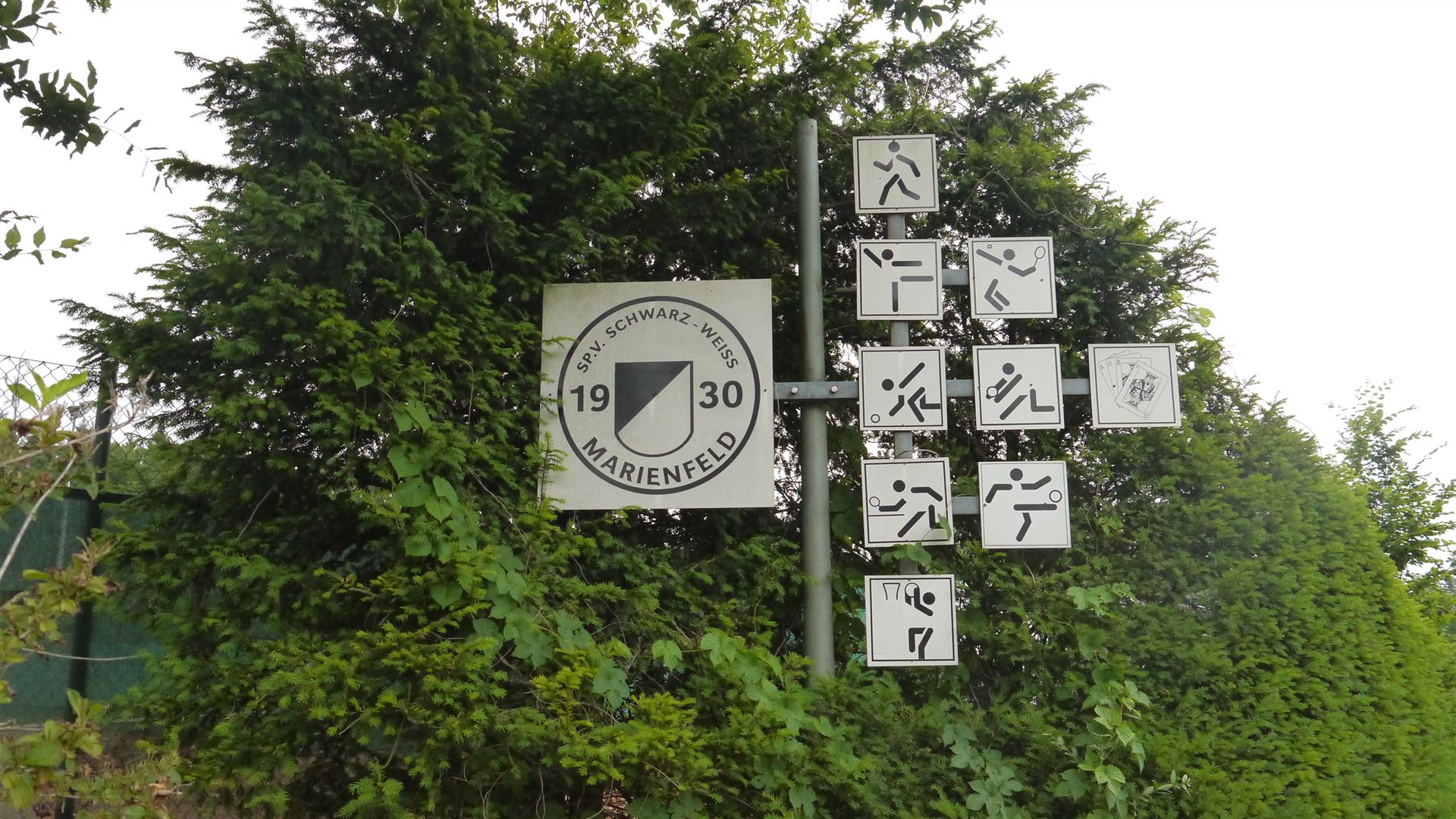 Schild am Sportzentrum am Ruggebusch mit allen Abteilungen