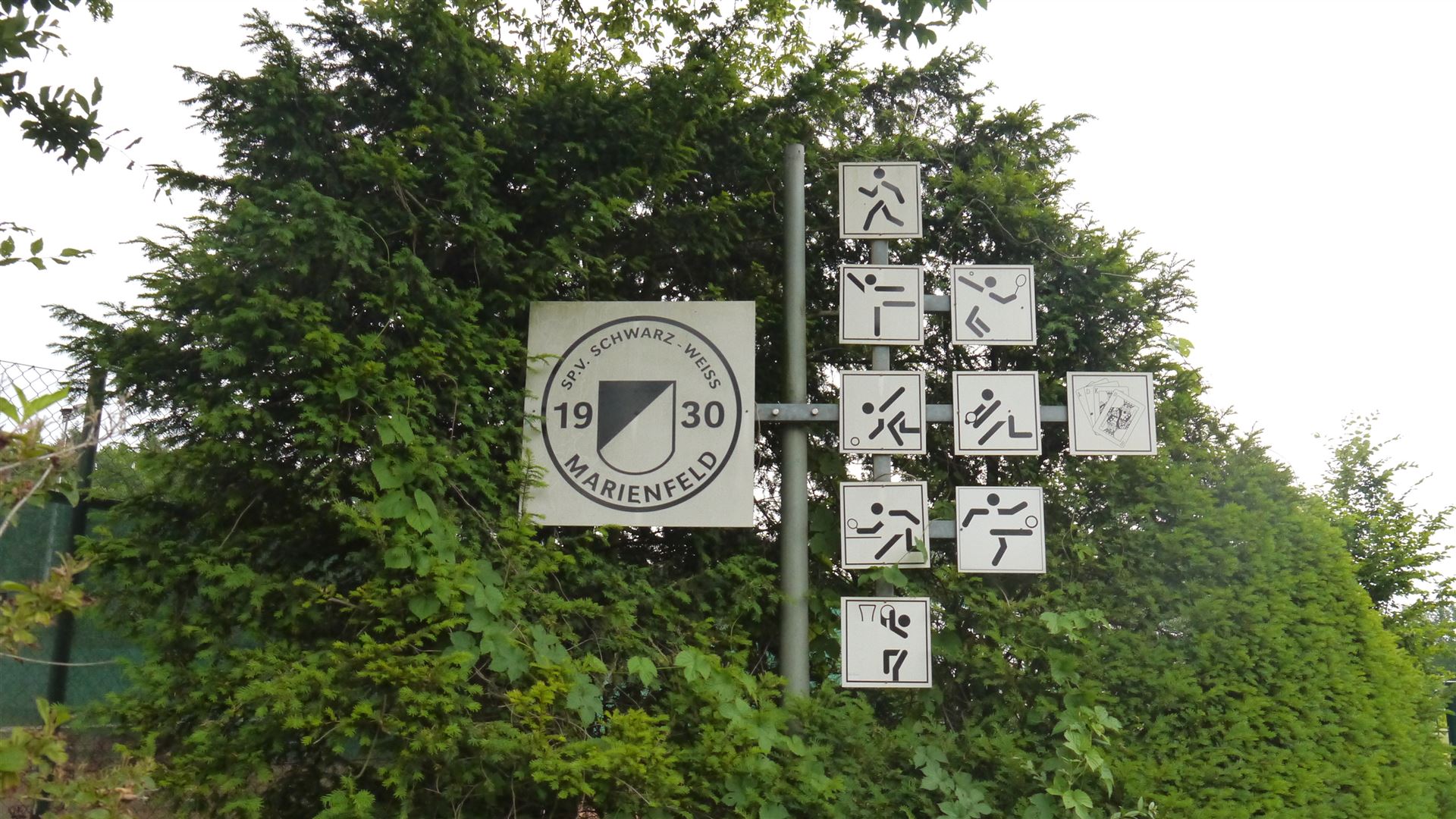 Schild am Sportzentrum am Ruggebusch mit allen Abteilungen